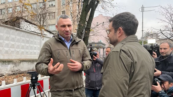 Marco Buschmann (FDP, r), Bundesminister der Justiz, spricht mit Kiews B&uuml;rgermeister Vitali Klitschko vor einem durch einen Drohnenangriff zerst&ouml;rten Haus in der ukrainischen Hauptstadt. - &copy; Anne-Beatrice Clasmann/dpa