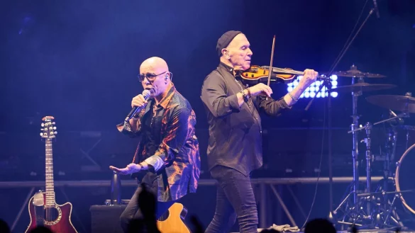 S&auml;nger Toni Krahl (l.) und Georgi Gogow beim Abschiedskonzert in Berlin. - &copy; Annette Riedl/dpa