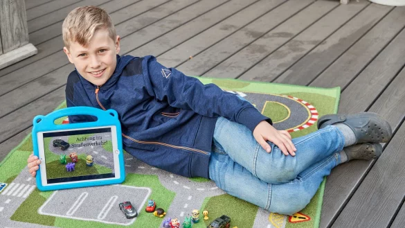 Der Neunj&auml;hrige Nevio aus Hamburg ist mit seinem Stopptrickfilm &laquo;Achtung im Stra&szlig;enverkehr&raquo; f&uuml;r den Deutschen Multimediapreis nominiert, der am 12. November in Dresden verliehen wird. - &copy; Georg Wendt/dpa