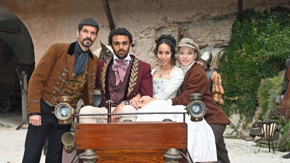 Die Schauspieler und Schauspielerinnen Pasquale Aleardi (F&uuml;rst Rudolf, l-r), Langston Uibel (Rudolph), Kristin Alia Hunold (Sophia) und Judith Neumann (Melisa) l&auml;cheln w&auml;hrend einer Drehpause beim Film &laquo;Die verkaufte Prinzessin&raquo;. - &copy; Ursula D&uuml;ren/dpa
