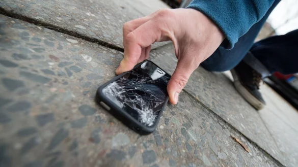 Knack, da ist die Scheibe hin. Gut, wenn man da eine Versicherung hat. Doch die Leistungen sind &uuml;blicherweise stark eingeschr&auml;nkt. - &copy; Franziska Gabbert/dpa-tmn