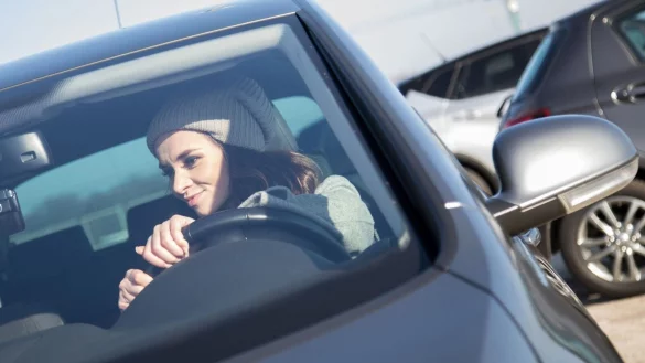 Sch&ouml;ner niedriger Autoversicherungspreis im neuen Jahr? Wer die Versicherung wechseln will, achtet besser auch auf die Details. - &copy; Christin Klose/dpa-tmn