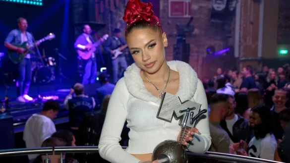 Die S&auml;ngerin Badm&oacute;mzjay freut sich &uuml;ber den MTV EMA Best German Act Award. - &copy; Henning Kaiser/dpa