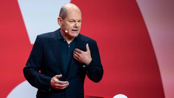 «Finde das nicht gut»: Bundeskanzler Olaf Scholz über die jüngsten Klima-Proteste. - © Christophe Gateau/dpa