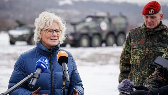 &laquo;Brauche verl&auml;ssliche Systeme und nicht welche, die ich irgendwann in 2025 vielleicht einsetzen kann&raquo;: Verteidigungsministerin Christine Lambrecht. - &copy; Kay Nietfeld/dpa