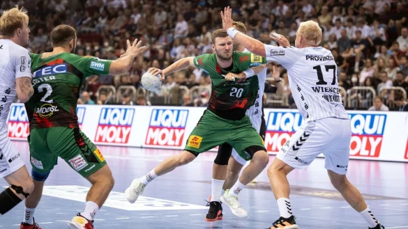 Hat in Magdeburg bis 2028 verl&auml;ngert: Philipp Weber (M). - &copy; Bernd Thissen/dpa/Archivbild