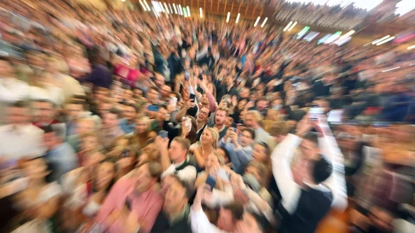 Oktoberfestbesucher in einem voll besetzten Festzelt. - &copy; Karl-Josef Hildenbrand/dpa