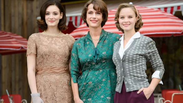 Die Schauspielerinnen Maria Ehrich (l-r), Claudia Michelsen und Sonja Gerhardt stehen im Set der ZDF-Serie &laquo;Ku'damm 59&raquo;. - &copy; Gregor Fischer/dpa