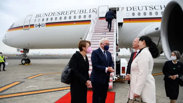 Bundespr&auml;sident Frank-Walter Steinmeier und seine Frau Elke B&uuml;denbender kommen in Tokio an. - &copy; Bernd von Jutrczenka/dpa