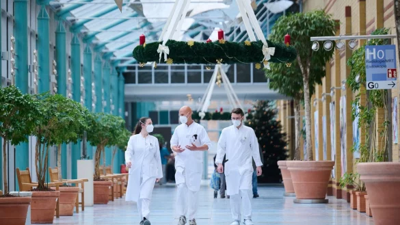 Aus der Ukraine nach Berlin gekommen: Die Rehabilitation&auml;rztin Julia Huk (l-r), Nikita Fishmann, Arzt in Weiterbildung, der f&uuml;r Patienten &uuml;bersetzt, und Chirurg Olexander Jazkowyna. - &copy; Annette Riedl/dpa