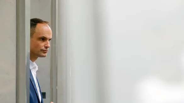 Anze Logar, ehemaliger Au&szlig;enminister und Pr&auml;sidentschaftskandidat, gibt seine Stimme ab. - &copy; Uncredited/AP/dpa