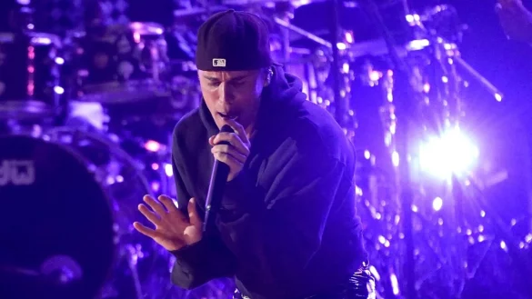 Justin Bieber performt &laquo;Peaches&raquo; bei den 64. Grammy Awards. - &copy; Chris Pizzello/Invision/AP/dpa