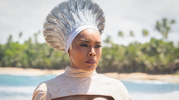 Angela Bassett als Ramonda in einer Szene des Films «Black Panther: Wakanda Forever». - © -/Marvel Studios/dpa