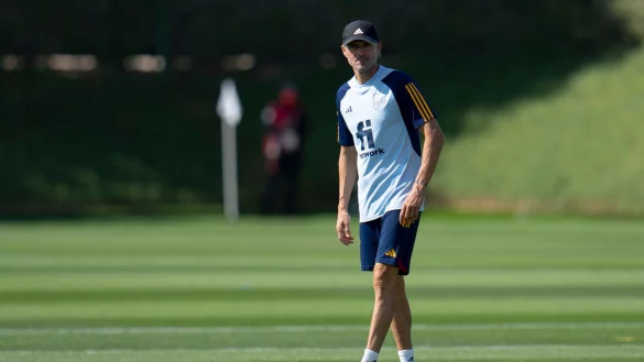 Spaniens Trainer versichert: «Wir werden spielen, um zu gewinnen»: Luis Enrique beim Training. - © Julio Cortez/AP/dpa