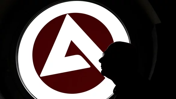 Die Zahl der Arbeitslosen sinkt laut Bundesanstalt für Arbeit leicht. - © Julian Stratenschulte/dpa