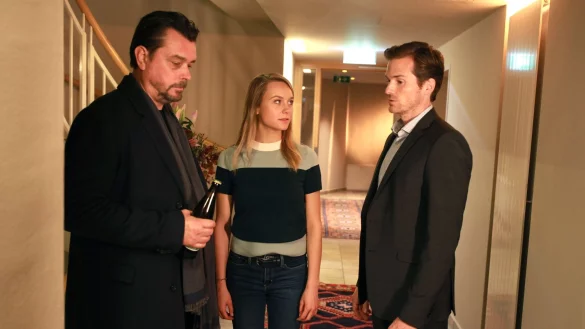 Chefinspektor Sascha Bergmann (Hary Prinz, l-r) und seine Kollegin Anni Sulmtaler (Anna Unterberger) interessieren sich auf unterschiedliche Weise f&uuml;r den smarten Finanzpr&uuml;fer Markus Tauber (Michael Menzel). - &copy; Stefan Haring/ARD Degeto/Allegro Film/dpa