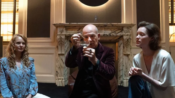 Sabine (Friederike Ott, l-r), Dr. Adrian Goser (Martin Wuttke) und Amina (Anabel M&ouml;bius) in einer Szene aus dem &laquo;Tatort: Leben Tod Ekstase&raquo;. - &copy; Bettina M&uuml;ller/HR/dpa