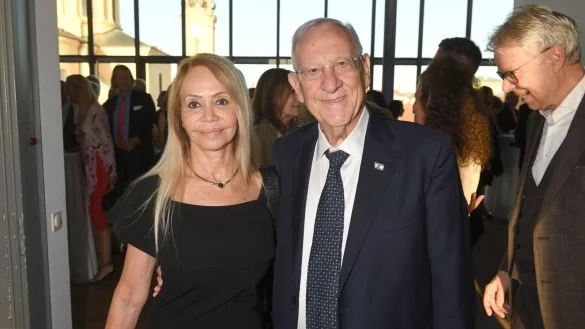 Reuven Rivlin (hier mit Partnerin Sarit Semah) wurde vom jüdischen Weltkongress geehrt. - © Felix Hörhager/dpa