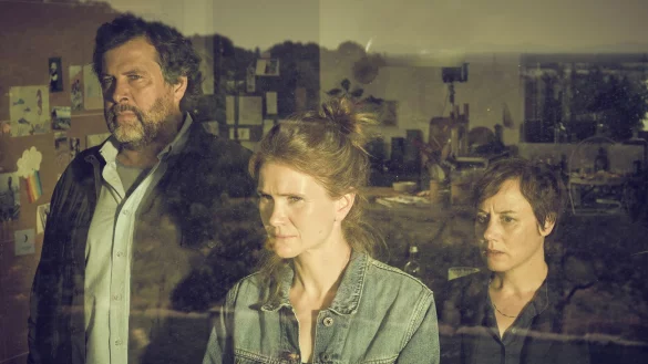 Sandra Vogt (Lisa Hagmeister, m.) mit Franziska Tobler (Eva L&ouml;bau) und Friedemann Berg (Hans-Jochen Wagner). - &copy; Beno&icirc;t Linder/SWR /dpa