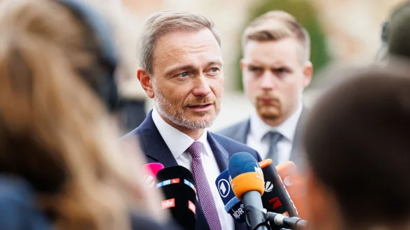 Bundesfinanzminister Christian Lindner (FDP) spricht in Hannover mit Medienvertretern. - &copy; Michael Matthey/dpa