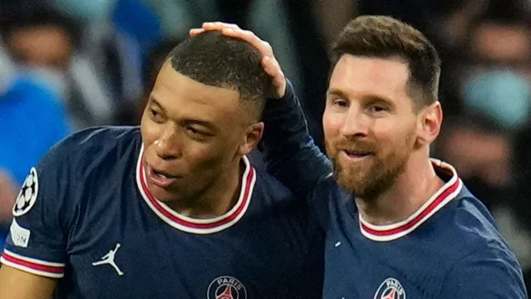 Im Verein wirbeln sie gemeinsam, im WM-Finale sind sie Konkurrenten: Frankreichs Kylian Mbapp&eacute; (l) und Argentiniens Lionel Messi. - &copy; Manu Fernandez/AP/dpa