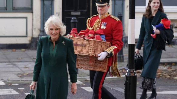 K&ouml;nigsgemahlin Camilla (l) bringt Paddington-Pl&uuml;schtiere in die Barnardo\'s-Kindertagesst&auml;tte in London. - &copy; Yui Mok/PA Wire/dpa