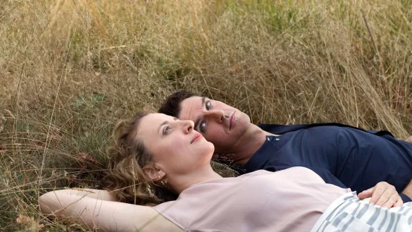 Alma (Maren Eggert) und Tom (Dan Stevens) sind ein ungleiches Paar. - &copy; Christine Fenzl/NDR/SWR/Letterbox Filmproduktion/dpa