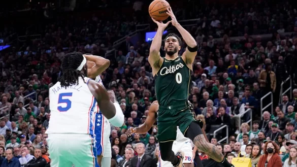 Jayson Tatum (r) zeigte eine starke Leistung beim Celtics-Sieg gegen Philadelphia. - © Charles Krupa/AP/dpa