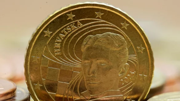 Die neue kroatische Euro-Münze mit dem Bild des Wissenschaftlers Nikola Tesla wird in der kroatischen Zentralbank in Zagreb ausgestellt. - © Armin Durgut/AP/dpa