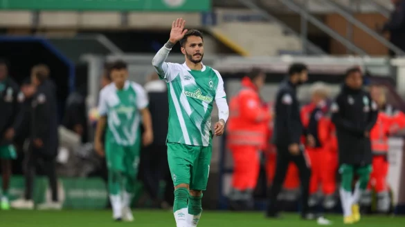 Bremens Leonardo Bittencourt zeigt sich enttäuscht bei Spielende. - © Friso Gentsch/dpa