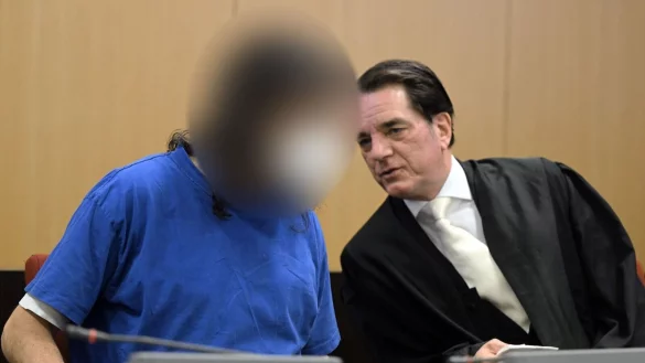 Der Angeklagte (l) unterhält sich mit seinem Anwalt Marcus Hertel vor Prozessbeginn. Weil er einen bayerischen Binnenschiffer erschlagen haben soll, muss sich ein Obdachloser in Düsseldorf vor Gericht verantworten. - © Federico Gambarini/dpa
