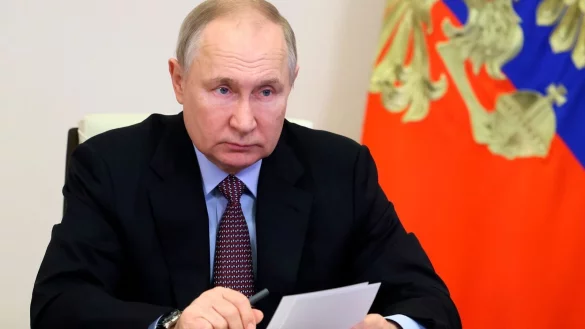 Wladimir Putin versucht die wachsende Unzufriedenheit mit dem Krieg von sich weisen. - © Mikhail Metzel/Pool Sputnik Kremlin/AP/dpa