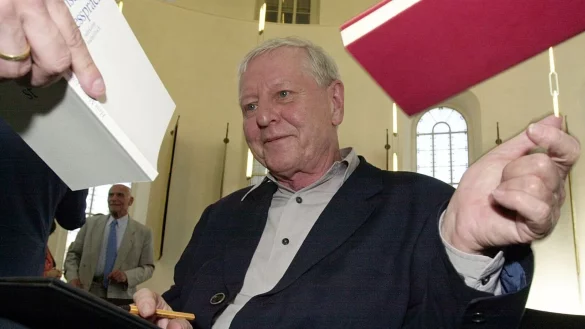 Hans Magnus Enzensberger gibt in der Frankfurter Paulskirche nach der Verleihung des Ludwig-B&ouml;rne-Preises Autogramme (2002). - &copy; Frank May/dpa