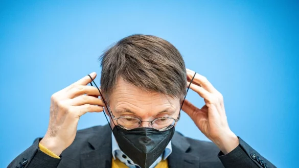 SPD-Gesundheitsminister Karl Lauterbach geht von einer Untererfassung bei Corona-Infektionen aus. - &copy; Michael Kappeler/dpa