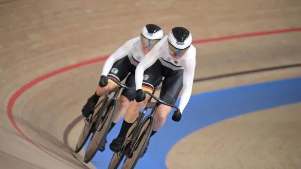 Fahren in Frankreich um weitere WM-Medaillen: Lea Sophie Friedrich (vorne) und Emma Hinze. - © Sebastian Gollnow/dpa