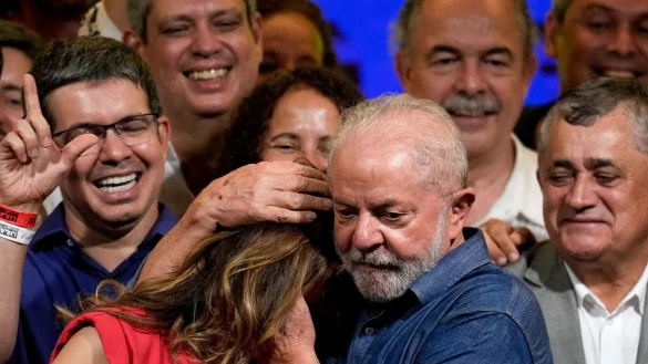 Luiz In&aacute;cio Lula da Silva umarmt seine Frau Rosangela. - &copy; Andre Penner/AP/dpa