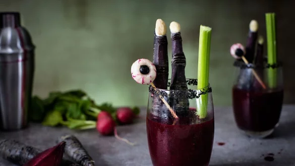 Zu Fingern geschnitzte lila M&ouml;hren und Glubschaugen aus Radieschen und Blaubeeren geben der Bloody Mary einen schaurig-sch&ouml;nen Touch. - &copy; BVEO/dpa-tmn