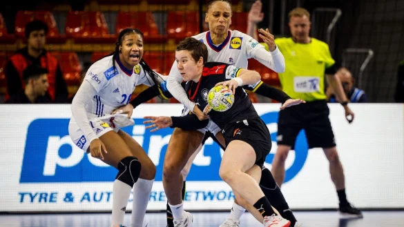 Frankreichs Pauletta Foppa (l) und Baatrice Edwige verteidigen am Wurfkreis gegen Alina Grijseels. - &copy; Kolektiff Images/dpa