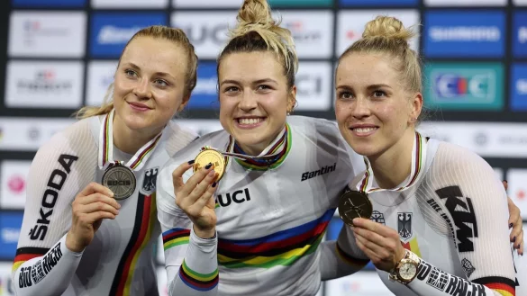 Mathilde Gros (M) gewann im Sprint Gold, Lea Sophie Friedrich (l) und Emma Hinze (r) holten Silber und Bronze. - © Thomas Samson/AFP/dpa