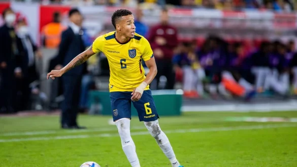 Ecuadors Byron Castillo am Ball. - &copy; Rolf Vennenbernd/dpa