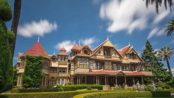 Das Winchester Mystery House gibt sich &auml;u&szlig;erlich eindrucksvoll, aber innen warten diverse bauliche Kuriosit&auml;ten. - &copy; Michael Halberstad/Visit California/dpa-tmn