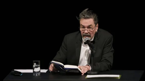 Juri Andruchowytsch liest bei der Heine-Preisverleihung in Düsseldorf aus seinem Buch «Radio Nacht». - © David Young/dpa