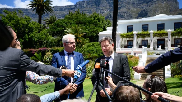 Robert Habeck (B&uuml;ndnis 90/Die Gr&uuml;nen, r), Bundesminister f&uuml;r Wirtschaft und Klimaschutz, und Alan Winde, Regierungschef der Provinz Western Cape treten nach ihrem Gespr&auml;ch im Leeuwenhof vor die Presse. - &copy; Bernd von Jutrczenka/dpa