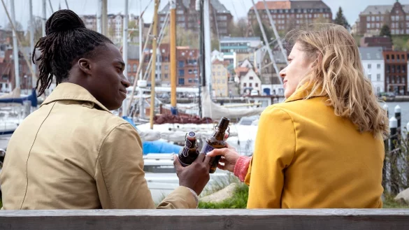 Antoine (Eugene Boateng) und Svenja (Katharina Schlothauer) in einer Szene aus «Der Flensburg-Krimi: Der Tote am Strand». - © Christine Schroeder/WDR/NDR/ARD Degeto/dpa