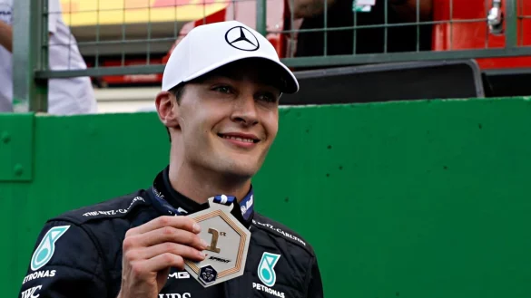 Der britische Mercedes-Pilot George Russell feiert seinen Sieg im Sprint-Qualifying. - © Marcelo Chello/AP/dpa