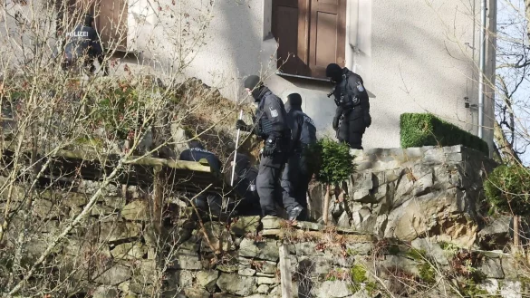 Bei einer Gro&szlig;razzia gegen die Reichsb&uuml;rgerszene wurden 25 Personen festgenommen. - &copy; Bodo Schackow/dpa