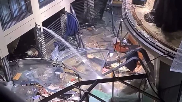 Das Atrium des Hotels ist verw&uuml;stet. Rechts in der Aufnahme einer Instagram-Nutzerin ist der Rahmen des Aquariums zu erkennen. - &copy; Iva Yudinski/instagram/tnn/dpa