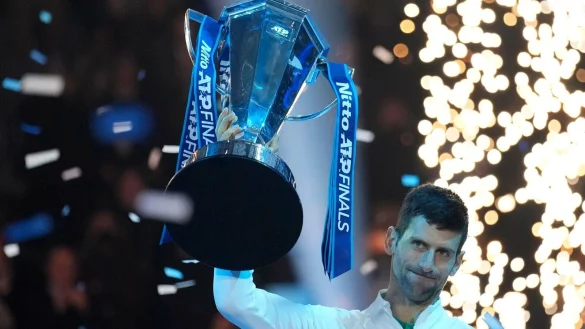 Novak Djokovic zog mit seinem sechsten Erfolg bei den ATP Finals mit Roger Federer gleich. - &copy; Antonio Calanni/AP/dpa