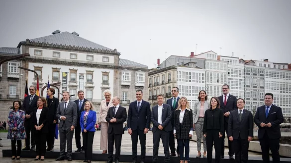 Der spanische Ministerpr&auml;sident Pedro S&aacute;nchez und Bundeskanzler Olaf Scholz posieren zusammen mit ihren Kabinettskollegen f&uuml;r ein Foto in La Coru&ntilde;a in Spanien. - &copy; Kay Nietfeld/dpa