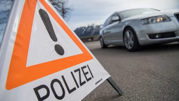 Eine Kontrollstelle der Polizei an der A8 nahe Berchtesgaden. - © Lino Mirgeler/dpa